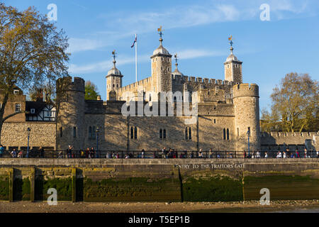 Inghilterra Londra - Aprile 20, 2019 : Torre di Londra con il gruppo in visita turistica. Foto Stock