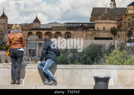 Cordoba, Spagna - 23 Aprile 2019: turista giovane a Cordoba guardando la moschea di fronte a loro Foto Stock