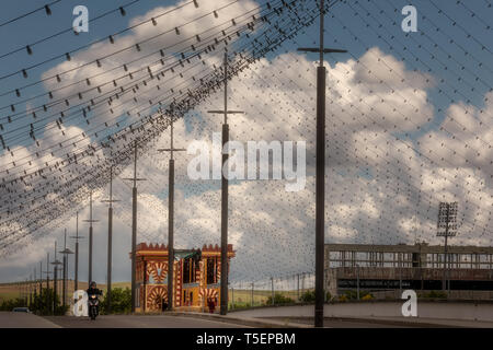 Cordoba, Spagna - 23 Aprile 2019: Il ponte di Arenal adornata con lampadine equo su off e con l'ingresso della fiera nel processo di costruzione Foto Stock