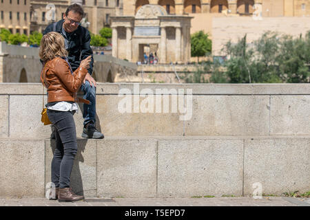 Cordoba, Spagna - 23 Aprile 2019: turista giovane a Cordoba guardando le foto sul loro smart phone Foto Stock