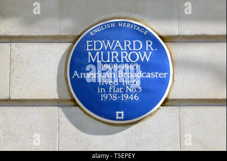 Londra, Inghilterra, Regno Unito. Blu Commemorative Plaque: Edward R. Murrow (1908-1965) emittente americana, ha vissuto qui in appartamento No.5 (1938-1946) 84 Hallam Stree Foto Stock