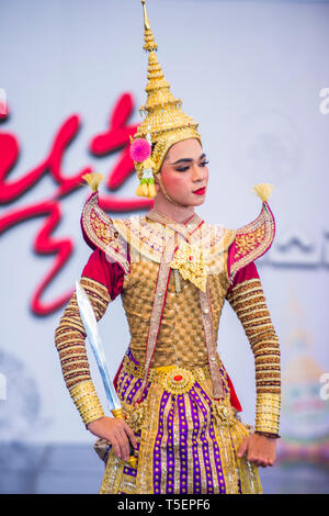 Ballerina tailandese che esegue la tradizionale danza tailandese Khon al festival di danza Mask in Andong Corea del Sud Foto Stock