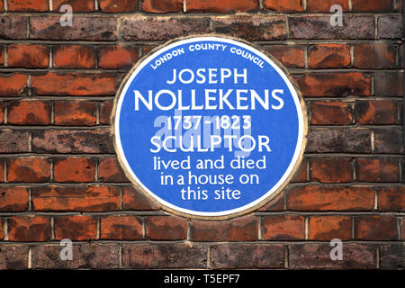 Londra, Inghilterra, Regno Unito. Blu Commemorative Plaque: Joseph Nollekens (1737-1823), scultore, visse e morì in una casa su questo sito. 44 Mortimer Street, Wes Foto Stock