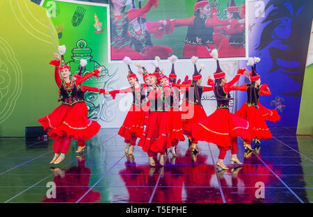 I ballerini dell'esemplare ensemble coreografico Sholpan si esibiscono al festival di Maskdance tenutosi ad Andong in Corea del Sud Foto Stock