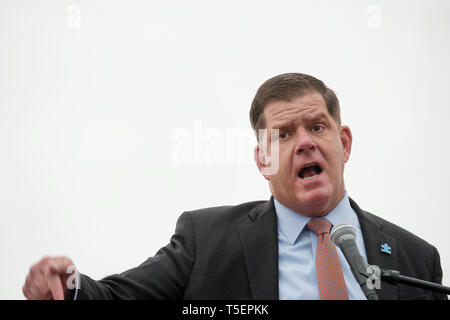 Marty Walsh, 54th sindaco di Boston, MA, Stati Uniti d'America. Walsh è mostrato colpisce di indirizzamento Regno Food & operai commerciali (UFCW) al di fuori di un Dorchester, ma Stop & Shop negozio di alimentari. Foto Stock