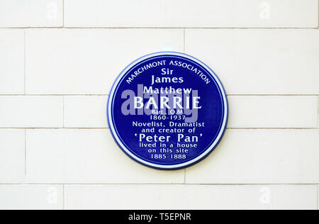 Londra, Inghilterra, Regno Unito. Blu Commemorative Plaque: Sir James M. Barrie 1860-1937 romanziere e drammaturgo vissuto qui (J M Barrie, autore di Peter Pan) Ber Foto Stock