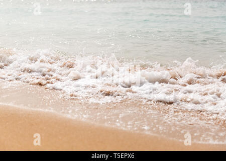 Potente Onda Blu si rompe lungo la riva. Close up. Foto Stock