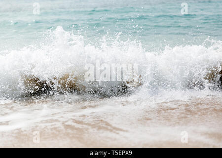 Potente Onda Blu si rompe lungo la riva. Close up. Foto Stock