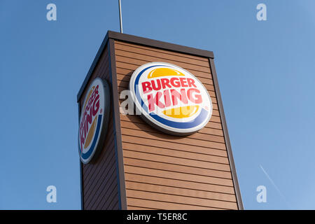 La Galizia, Spagna. 20 aprile 2019: Burger King firmare all'aperto sul cielo blu Foto Stock