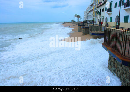 Meteo spagnolo. Mar Mediterraneo. Onde vicino alle case in Sant Pol de Mar. El Maresme. Barcellona. Catalunya. Spagna Foto Stock