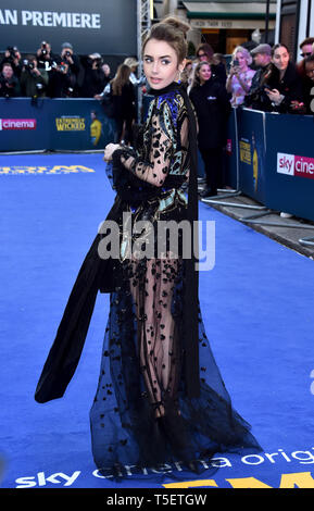 Lily Collins frequentando il estremamente malvagi, incredibilmente male e vile Premiere Europeo tenutosi presso il Curzon Mayfair, Londra. Foto Stock