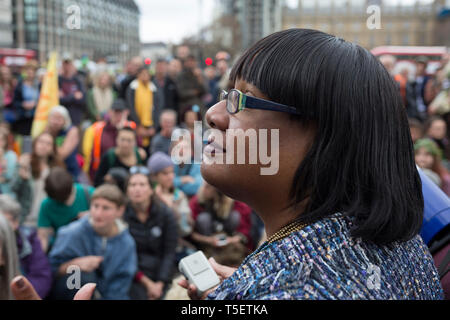 Al decimo giorno consecutivo di proteste intorno a Londra dal cambiamento climatico campagna ribellione di estinzione, manodopera MP Diane Abbot risolve i manifestanti in piazza europeo, il 24 aprile 2019, in Westminster, Londra Inghilterra. Foto Stock