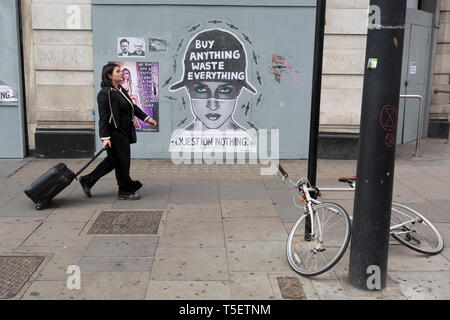 Al decimo giorno consecutivo di proteste intorno a Londra dal cambiamento climatico campagna ribellione di estinzione, i passanti a piedi passato un poster sul consumatore rifiuti, il 24 aprile 2019, a Marble Arch, Londra Inghilterra. Foto Stock