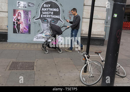 Al decimo giorno consecutivo di proteste intorno a Londra dal cambiamento climatico campagna ribellione di estinzione, i passanti a piedi passato un poster sul consumatore rifiuti, il 24 aprile 2019, a Marble Arch, Londra Inghilterra. Foto Stock