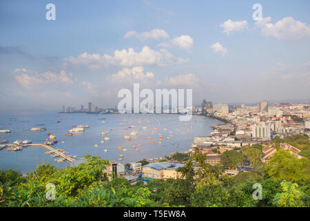 Bellissima vista della Finikoudes Promenade nella città di Larnaca, Cipro Foto Stock