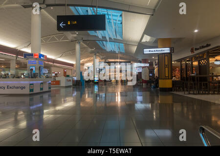 AUCKLAND - 15 DIC 2016: passeggeri in transito attraverso il nuovo aeroporto di Auckland Foto Stock