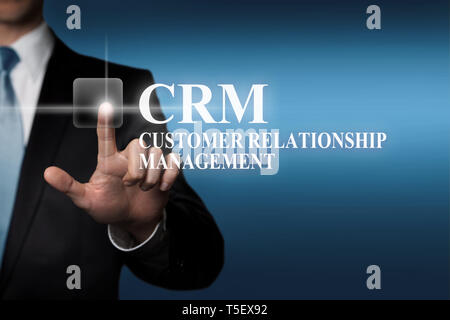 Il concetto di business - imprenditore preme virtual touch screen pulsante - CRM Customer Relationship Management Foto Stock