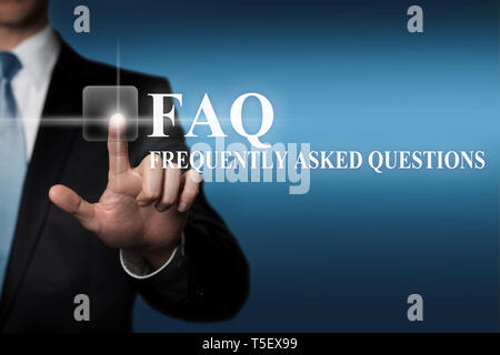 Imprenditore preme virtual touch pulsante sullo schermo - FAQ - Domande Frequenti Foto Stock