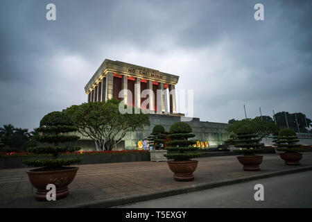 Mausoleo di persone famose che Ho Chi Minh contro il cielo molto nuvoloso in serata, Hanoi,