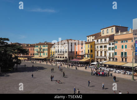VERONA, Italia - CIRCA NEL MARZO 2019: Veduta aerea della città di Verona Foto Stock