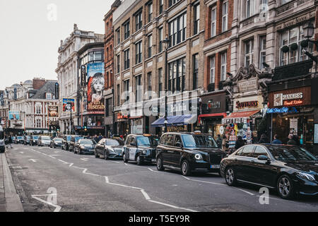 London, Regno Unito - 13 Aprile 2019: il traffico su Shaftesbury Avenue, una delle strade principali nel West End di Londra, chiamato dopo Anthony Ashley Cooper, 7° Conte di S Foto Stock