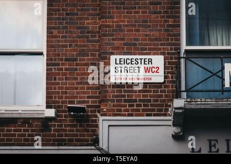 London, Regno Unito - 13 Aprile 2019: Leicester Street nome sign su una parete di un edificio nella città di Westminster, borough che occupa gran parte della zona centrale Foto Stock