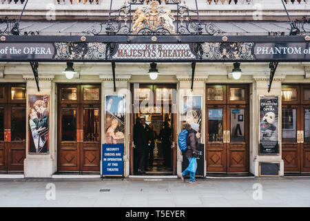 London, Regno Unito - 13 Aprile 2019: la gente camminare da Sua Maestà il teatro, un teatro nel West End di Londra il cui nome cambia a seconda del genere di Foto Stock