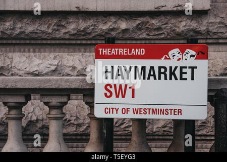 London, Regno Unito - 13 Aprile 2019: nome strada segno su un edificio di Haymarket, City of Westminster, borough che occupa gran parte della zona centrale di Londo Foto Stock