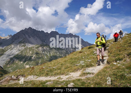 Pralognan La Vanoise (sud-est della Francia): gruppo di escursionisti nel Parco Nazionale della Vanoise. Un gruppo di tre uomini con zaini, walking e escursionismo Foto Stock