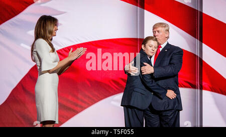 Melania Trump, Trump e il loro figlio Barron festeggiare sul palcoscenico dopo Donald Trump è stato ufficialmente nominato come candidato presidenziale repubblicano alla Convention Nazionale Repubblicana in Cleveland. Foto Stock