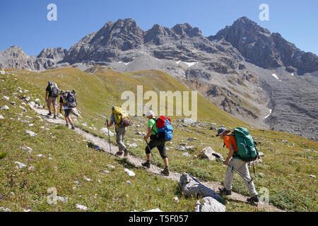 Les Allues (sud-est della Francia): gruppo di cinque escursionisti a piedi fino alla Chanrouge passano nel Parco Nazionale della Vanoise. Il gruppo di cinque uomini con zaini, Foto Stock