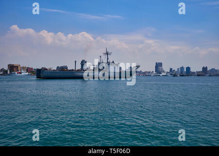 Una nave della marina americana tira nel porto di Kaohsiung in Taiwan. Foto Stock