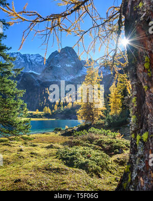 L idillico situato Seebensee in montagna su Ehrwald su un bel pomeriggio di sole nel mese di ottobre Foto Stock