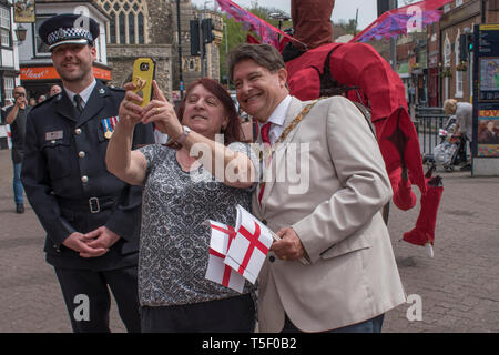 Selfie UK. St Georges giorno 23 aprile 2019, Dartford Kent, Consigliere David Mote selfie con donna locale 2010S UK HOMER SYKES Foto Stock