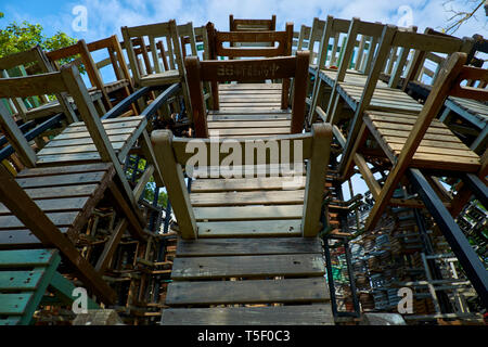 In prossimità di un sito specifico di scultura di una cupola realizzata da ridefinito vecchie sedie di legno. Al Molo 2 Art Center in Kaohsiung Taiwan. Foto Stock