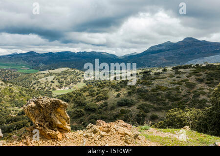 Serranía de Ronda. Scenic offuscato la gamma della montagna, Serranía de Ronda, provincia di Malaga, Andalusia, Spagna. Foto Stock
