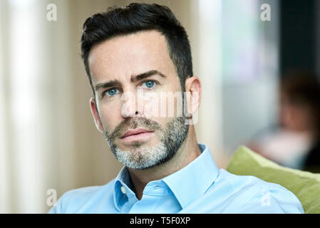 Imprenditore seduti nella hall hotel Foto Stock
