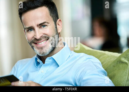 Imprenditore seduti nella hall hotel Foto Stock
