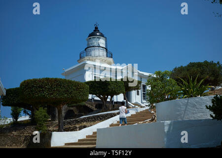 Un classico, imbiancato faro, ancora in uso. Sulla cima di una collina lungo l'Isola di Cijin in Kaohsiung Taiwan. Foto Stock