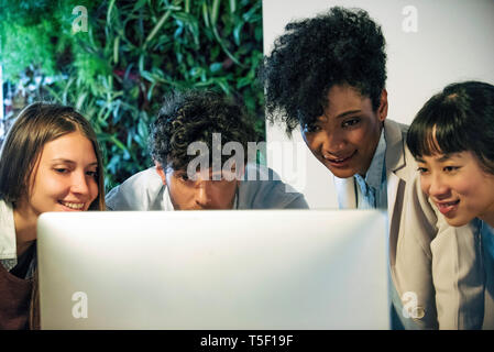 La gente di affari lavorando sul computer in ufficio Foto Stock