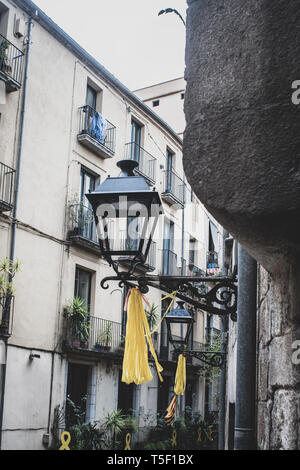 Girona, in Catalogna, Spagna. Il 16 aprile 2019. Vista di strade acciottolate e architettura gotica e luci a Girona in Catalogna zona della Spagna. Foto Stock