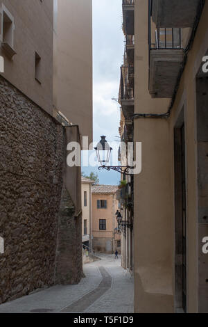 Girona, in Catalogna, Spagna. Il 16 aprile 2019. Vista di strade acciottolate e architettura gotica e luci a Girona in Catalogna zona della Spagna. Foto Stock