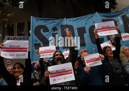 Crisi Argentina: protesta del giornale Clarín AGEA (SA) i lavoratori dipendenti contro il licenziamento a Buenos Aires, Argentina. Il 20 aprile 2019. Foto Stock