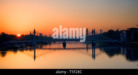 Albert Bridge a Sunrise, fiume Thames, London, Regno Unito Foto Stock