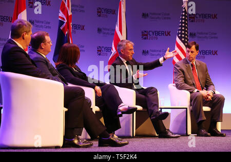 L-r Scott McLeod(Australian Cyber Security Center), Scott Jones(Canadian Cyber Security Center), Jan Thornborough (New Zealand National Cyber Security Center), Ciaran Martin (UK National Cyber Security Center) e Rob Joyce (US Homeland Security Advisor) durante un cinque occhi session:International Panel di discussione su Global Cyber problemi durante CYBERUK tenutasi presso l'evento scozzese del Campus in Glasgow. Foto Stock