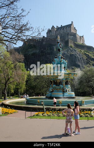 Il restaurato Ross fontana nella zona ovest di Princes Street Gardens Edinburgh Scotland Regno Unito - Primavera 2019 Foto Stock