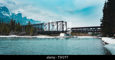 Storico motore Canmore Bridge è un ponte di travatura reticolare sopra il Fiume Bow nelle Montagne Rocciose Canadesi di Alberta. Il ponte è stato costruito dalla Canadian Pacific R Foto Stock