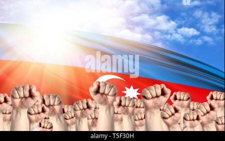 La giornata del lavoro concetto con i pugni di uomini contro lo sfondo della bandiera di Azerbaigian Foto Stock