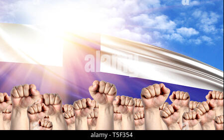 La giornata del lavoro concetto con i pugni di uomini contro lo sfondo della bandiera della Finlandia Foto Stock