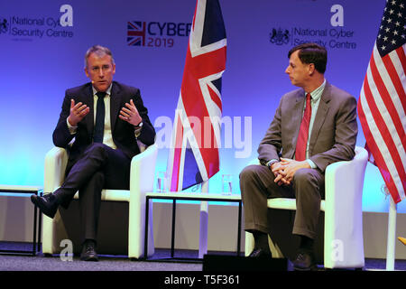 Ciaran Martin (UK National Cyber Security Center) e Rob Joyce (US Homeland Security Advisor) durante un cinque occhi sessione: International Panel di discussione su Global Cyber problemi durante CYBERUK tenutasi presso l'evento scozzese del Campus in Glasgow. Foto Stock